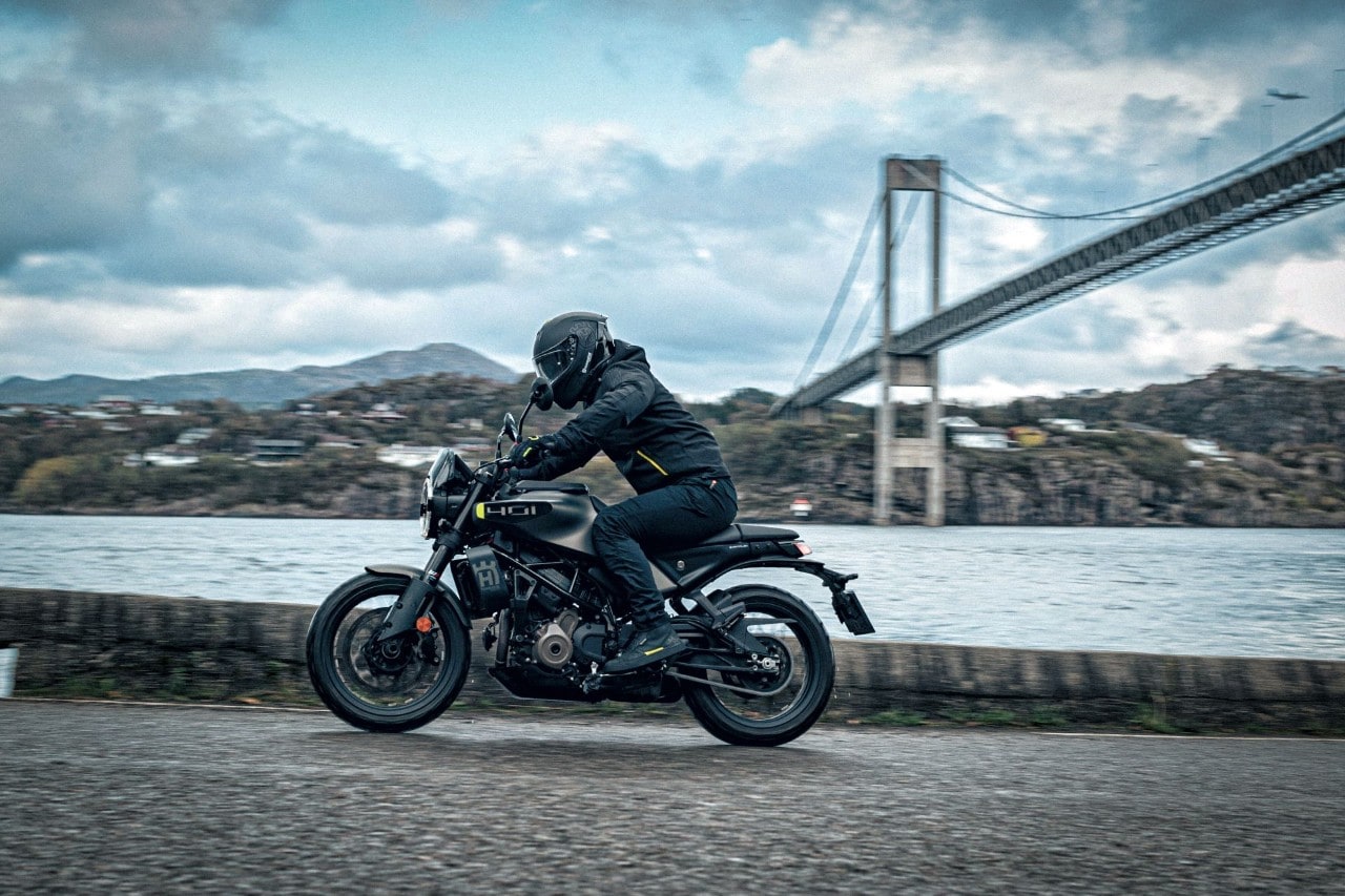 Husqvarna Svartpilen e Vitpilen 401: fuori cambia poco, dentro cambia tutto +VIDEO+